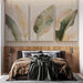 Une chambre moderne avec un papier peint représentant de grandes feuilles stylisées aux teintes douces et dorées, créant une atmosphère apaisante et élégante.