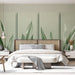 Une chambre élégante avec un papier peint vert pâle illustrant de grandes feuilles délicates, créant une atmosphère apaisante et naturelle.