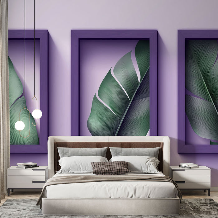 Une chambre moderne avec un papier peint représentant de grandes feuilles tropicales vertes encadrées de violet sur un fond lilas, créant une ambiance fraîche et accueillante.