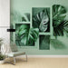 Une pièce moderne avec un papier peint tropical représentant de grandes feuilles vertes dans des cadres sur un fond mint, créant une ambiance fraîche et vivante.