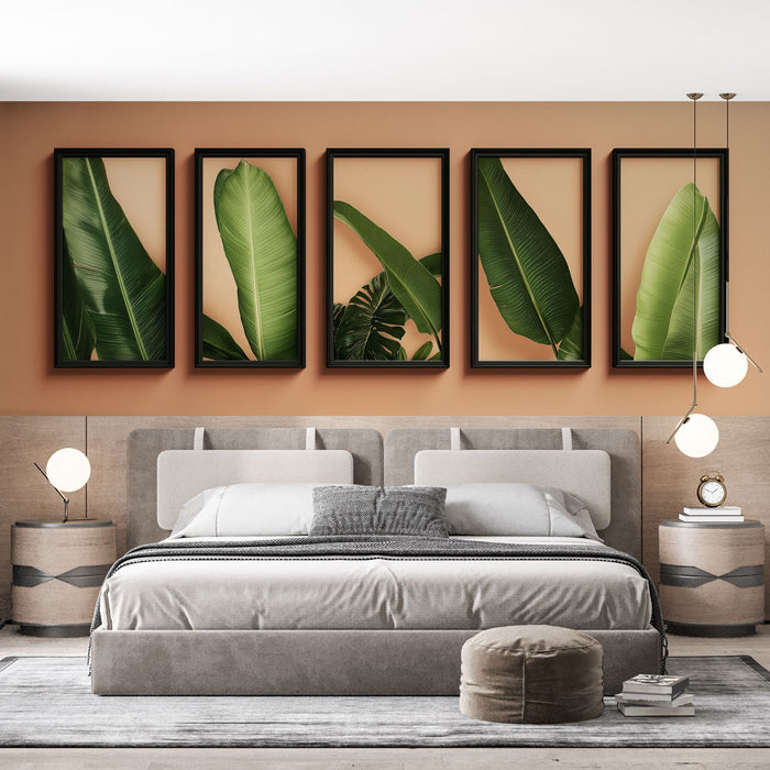 Une chambre moderne avec un papier peint aux teintes chaudes, mettant en valeur des feuilles tropicales dans des cadres noirs, créant une ambiance naturelle et apaisante.