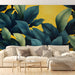 Une pièce de vie moderne avec un papier peint tropical aux grandes feuilles vertes et bleues sur fond jaune, créant une atmosphère chaleureuse et vivifiante.
