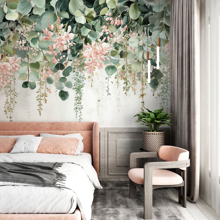 Une chambre apaisante avec un papier peint floral représentant des feuillages luxuriants et des fleurs roses, créant une atmosphère naturelle et sereine.