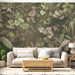 Une pièce de salon avec un papier peint tropical aux motifs luxuriants de feuilles vertes et brunes, créant une ambiance naturelle et apaisante.