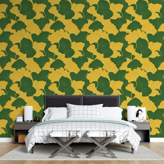 Une chambre moderne avec un papier peint aux motifs de feuilles de ginkgo en vert et jaune sur fond doré, créant une atmosphère chaleureuse et vivifiante.
