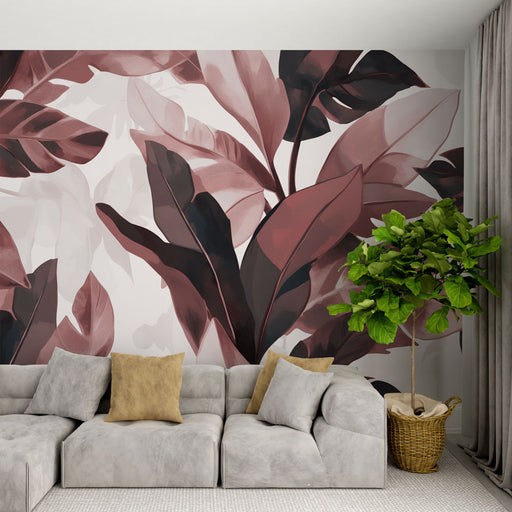 Une salle de séjour moderne avec un papier peint aux motifs de grandes feuilles dans des teintes bordeaux et rose, créant une ambiance chaleureuse et naturelle.