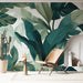 Une pièce moderne avec un papier peint tropical aux grandes feuilles vertes et turquoise, créant une ambiance apaisante et naturelle.