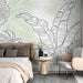 Une chambre élégante avec un papier peint tropical aux motifs de grandes feuilles noires sur fond vert pâle, créant une atmosphère apaisante et naturelle.
