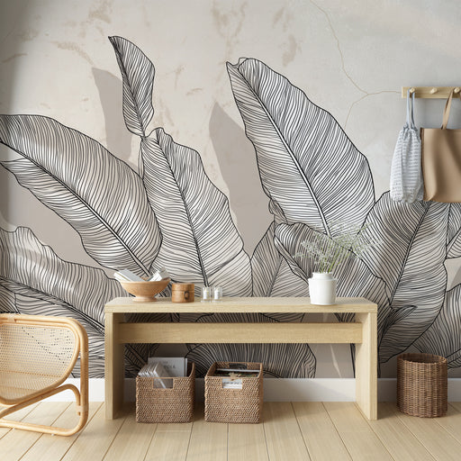 Une pièce lumineuse avec un papier peint représentant de grandes feuilles dessinées en noir sur fond beige, créant une ambiance naturelle et apaisante.