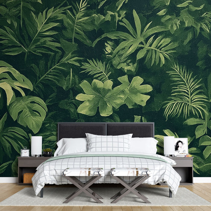 Une chambre moderne avec un papier peint tropical vert foncé illustrant de grandes feuilles exotiques, créant une ambiance apaisante et naturelle.