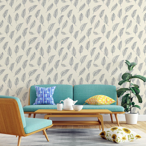 Un salon moderne avec un papier peint beige orné de motifs de feuilles délicates en noir, créant une ambiance naturelle et apaisante.