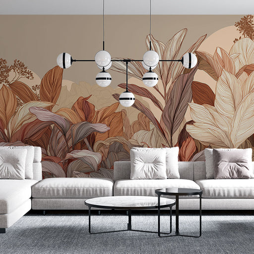 Un salon moderne avec un papier peint aux motifs de grandes feuilles dans des teintes chaudes de beige, brun et terracotta, créant une ambiance naturelle et chaleureuse.