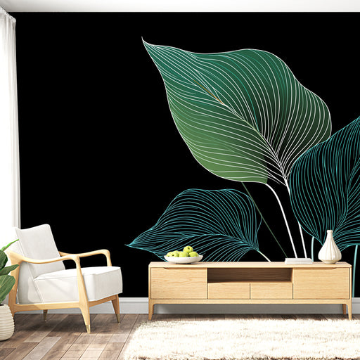 Un salon moderne avec un papier peint représentant de grandes feuilles stylisées vertes et blanches sur un fond noir, créant une ambiance élégante et apaisante.