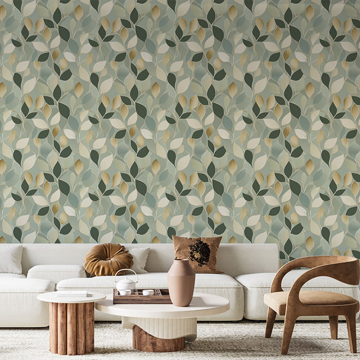 Un salon moderne avec un papier peint aux motifs de feuilles stylisées dans des teintes vertes et dorées, créant une ambiance naturelle et apaisante.