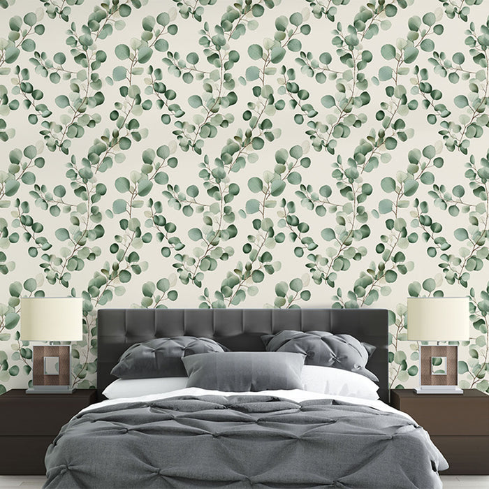 Une chambre moderne avec un papier peint floral aux motifs de feuilles vertes sur fond clair, créant une atmosphère apaisante et naturelle.