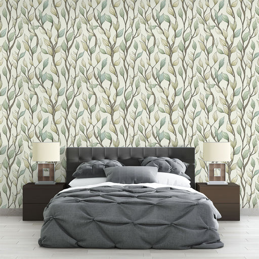 Une chambre moderne avec un papier peint aux motifs de feuillage délicat dans des teintes douces de vert et beige, créant une atmosphère apaisante et naturelle.