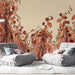 Une pièce moderne avec un papier peint aux motifs floraux stylisés dans des teintes chaudes de rouge et beige, créant une atmosphère chaleureuse et accueillante.