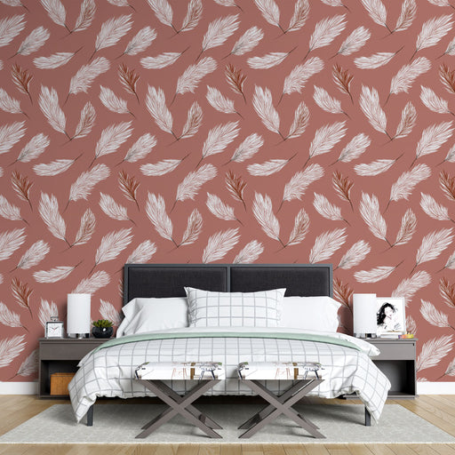 Une chambre moderne avec un papier peint terracotta orné de motifs de feuilles blanches et brunes, créant une ambiance chaleureuse et accueillante.