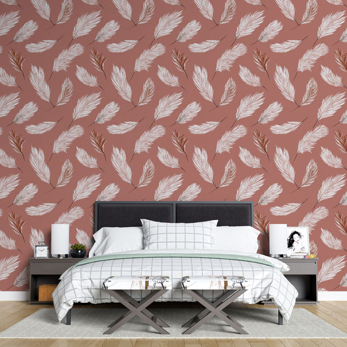 Une chambre moderne avec un papier peint terracotta orné de motifs de feuilles blanches et brunes, créant une ambiance chaleureuse et accueillante.