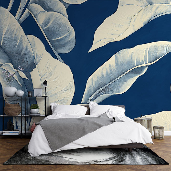 Une chambre moderne avec un papier peint tropical bleu nuit illustrant de grandes feuilles blanches, créant une atmosphère apaisante et élégante.