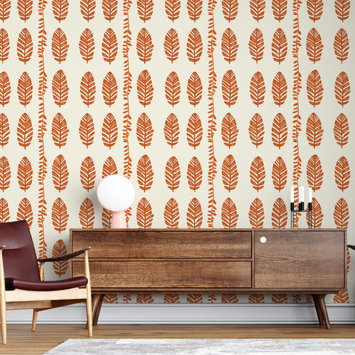 Une pièce moderne avec un papier peint aux motifs de feuilles stylisées en terracotta sur fond crème, dégageant une atmosphère chaleureuse et accueillante.