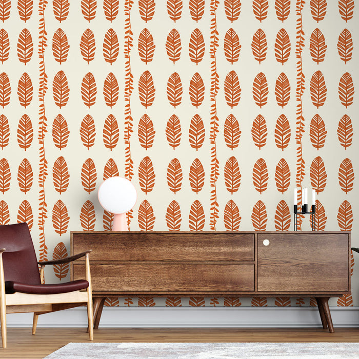 Une pièce moderne avec un papier peint aux motifs de feuilles stylisées en terracotta sur fond crème, dégageant une atmosphère chaleureuse et accueillante.