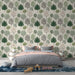 Une chambre moderne avec un papier peint représentant des arbres stylisés dans des teintes de vert et beige, créant une ambiance naturelle et apaisante.