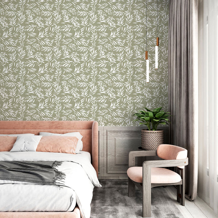 Une chambre moderne avec un papier peint aux motifs de feuilles blanches sur fond vert olive, créant une ambiance naturelle et apaisante.
