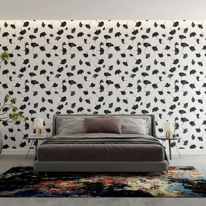 Une chambre moderne avec un papier peint noir et blanc représentant des feuilles délicates, créant une atmosphère élégante et apaisante.