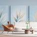 Une pièce moderne avec un papier peint bleu clair illustrant de grandes feuilles dorées et blanches, créant une ambiance fraîche et apaisante.