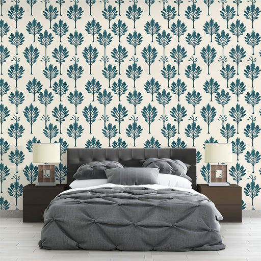 Une chambre moderne avec un papier peint floral bleu-vert sur fond crème, créant une ambiance apaisante et élégante.