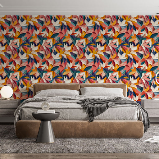 Une chambre moderne avec un papier peint floral aux motifs colorés de feuilles dans des teintes vives, créant une ambiance dynamique et chaleureuse.