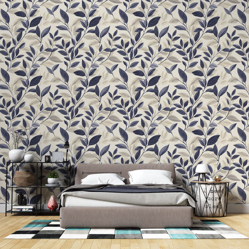 Une chambre moderne avec un papier peint floral beige et bleu marine, aux motifs de feuilles délicates, créant une ambiance apaisante et élégante.