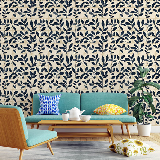 Un salon moderne avec un papier peint beige orné de motifs de feuillage bleu marine créant une atmosphère apaisante et naturelle.