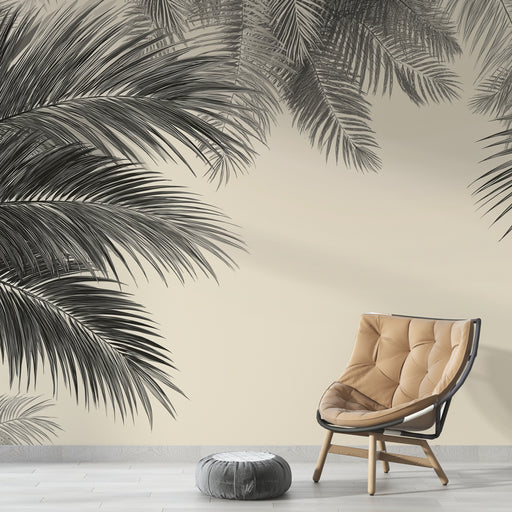 Une pièce moderne avec un papier peint représentant des palmiers en noir et blanc sur fond crème, créant une ambiance apaisante et tropicale.
