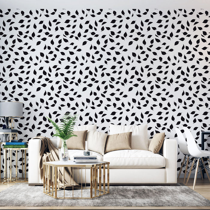 Un salon moderne avec un papier peint blanc orné de délicates feuilles noires créant une ambiance élégante et apaisante.