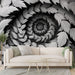 Papier peint noir et blanc avec motif en spirale de feuilles élégantes pour salon moderne.