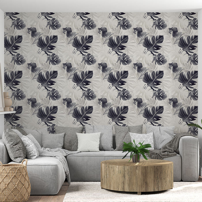 Un salon moderne avec un papier peint tropical aux motifs de grandes feuilles noires et grises sur fond clair, créant une atmosphère élégante et apaisante.