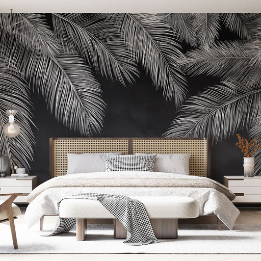 Une chambre élégante avec un papier peint noir orné de grandes feuilles de palmier blanches, créant une atmosphère à la fois moderne et apaisante.
