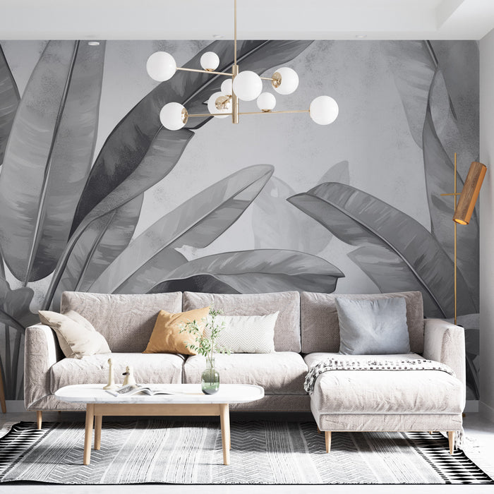 Un salon moderne avec un papier peint représentant de grandes feuilles tropicales en nuances de gris, créant une ambiance élégante et apaisante.