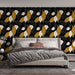 Une chambre moderne avec un papier peint aux motifs de feuilles stylisées en noir, blanc et jaune sur fond noir, créant une ambiance élégante et chaleureuse.