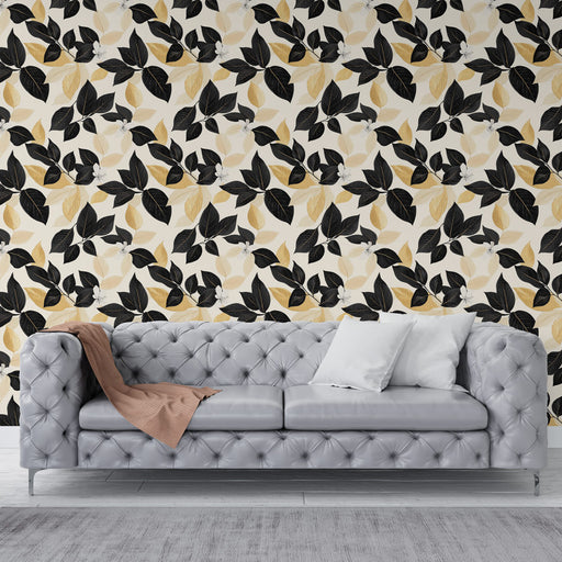 Un salon élégant avec un papier peint floral aux motifs de feuilles noires et dorées sur fond crème, créant une ambiance chaleureuse et raffinée.