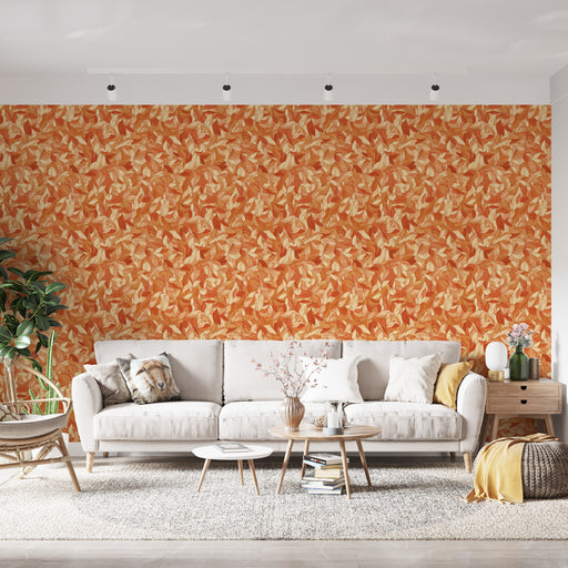 Un salon lumineux avec un papier peint aux motifs de feuilles dans des teintes chaudes d'orange et de beige, créant une ambiance chaleureuse et accueillante.