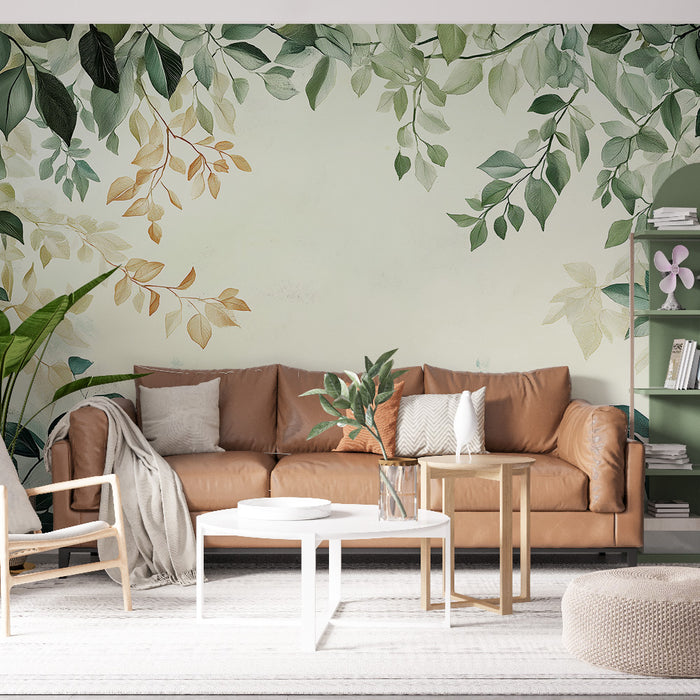 Une pièce de salon avec un papier peint mural aux motifs de feuilles délicates dans des teintes vertes et dorées, créant une atmosphère apaisante et naturelle.