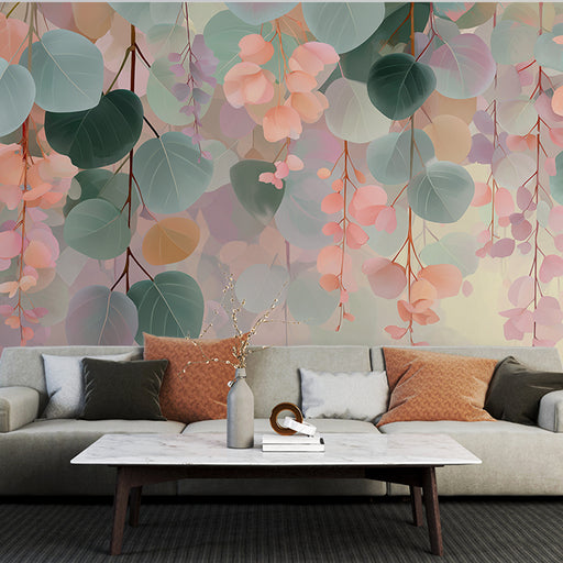 Un salon élégant avec un papier peint floral aux teintes douces de vert et de rose, créant une atmosphère apaisante et naturelle.