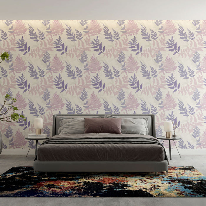 Une chambre élégante avec un papier peint aux motifs de fougères pastel dans des teintes de violet et rose, créant une atmosphère douce et apaisante.