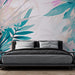 Une chambre moderne avec un papier peint tropical aux grandes feuilles aquatiques turquoise et roses sur fond clair, créant une atmosphère apaisante et vivifiante.