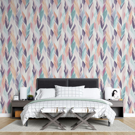 Une chambre moderne avec un papier peint aux motifs de plumes aux teintes pastel, créant une ambiance douce et apaisante.