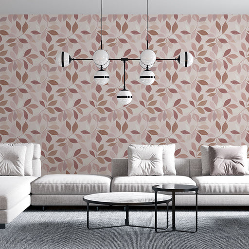 Un salon moderne avec un papier peint aux motifs de feuilles dans des teintes douces de rose et beige, créant une atmosphère chaleureuse et accueillante.
