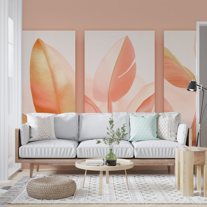 Un salon lumineux avec un papier peint représentant de grandes feuilles aux teintes douces de rose et doré, créant une ambiance chaleureuse et apaisante.